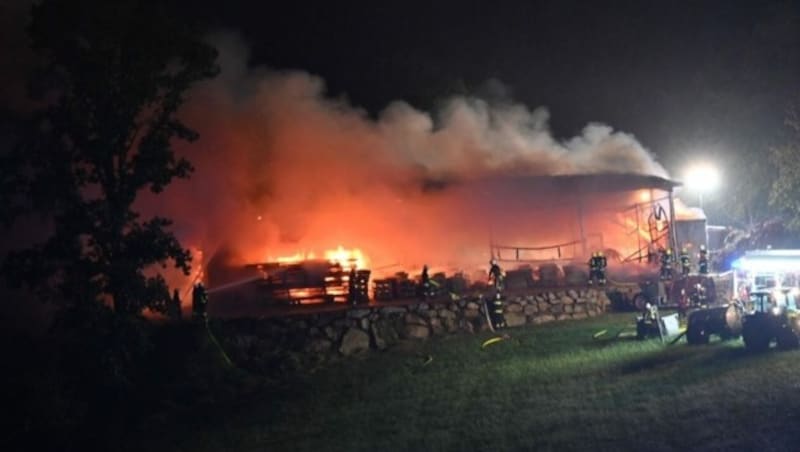 Nach ersten Informationen stand die Maschinenhalle bereits in Vollbrand, als die ersten Feuerwehren am Einsatzort eintrafen. Die Flammen wurden durch den starken Wind immer wieder angefacht und dazu kam noch der Starkregen, welche die Löscharbeiten erschwerten. (Bild: FOTOS © TEAM FOTOKERSCHI.AT / BRANDSTÄTTER)