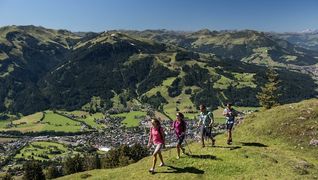 In den grünen Kitzbüheler Bergen wird am Sonntag wieder gemeinsam gewandert. Treffpunkt ist dieses Mal bei der Bergstation der Fleckalmbahn in Kirchberg. (Bild: Michael Werlberger)