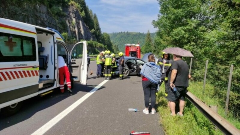 Die Feuerwehr St. Michael sicherte die Unfallstelle und half bei der Erstversorgung der Verletzten. (Bild: Feuerwehr St. Michael)