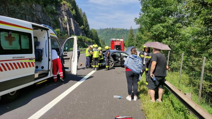 Die Feuerwehr St. Michael sicherte die Unfallstelle und half bei der Erstversorgung der ...