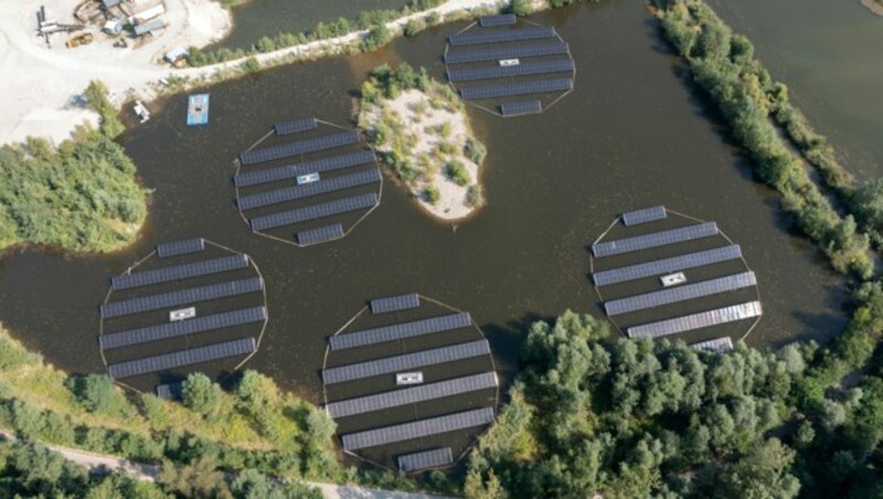 Rund 1500 Photovoltaik-Paneele schwimmen auf dem rund zweieinhalb Hektar großen Schotterteich im Bezirk Graz-Umgebung. (Bild: APA/PICFLY.AT/THOMAS EBERHARD)