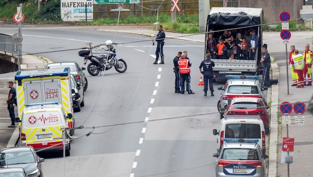 Die Polizei erwischte in der Linzer Rudolfstraße 53 Migranten und vier Schlepper. (Bild: Harald Dostal, Krone KREATIV)