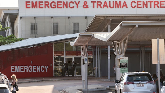 In diesem Krankenhaus werden die Verletzten behandelt.
