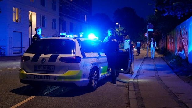 Polizeiaufgebot in Christiana in Kopenhagen, nachdem in der Pusher Street tödliche Schüsse gefallen waren. (Bild: AP)