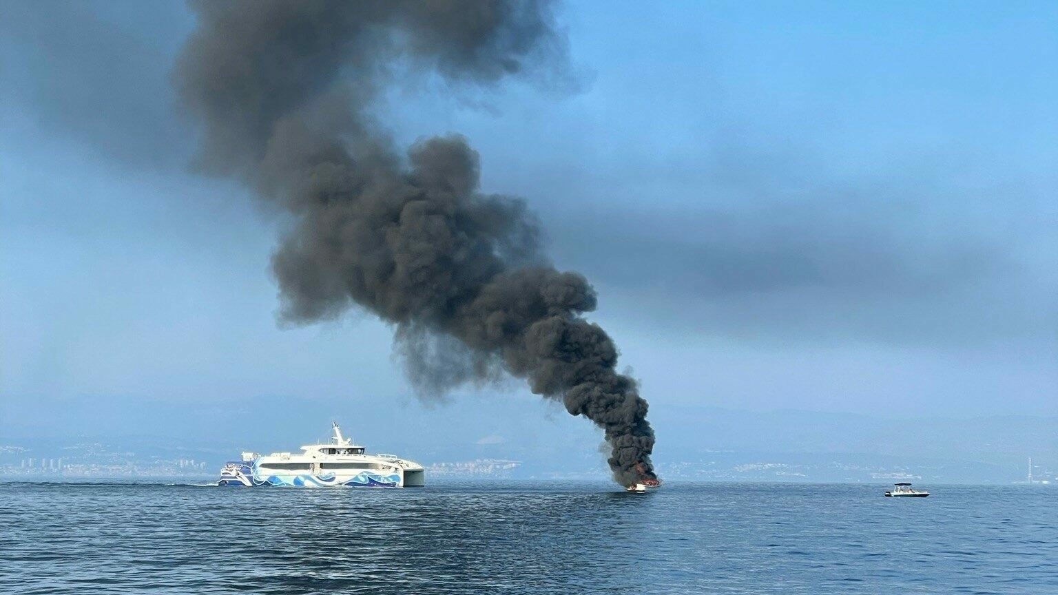 luxusyacht in flammen