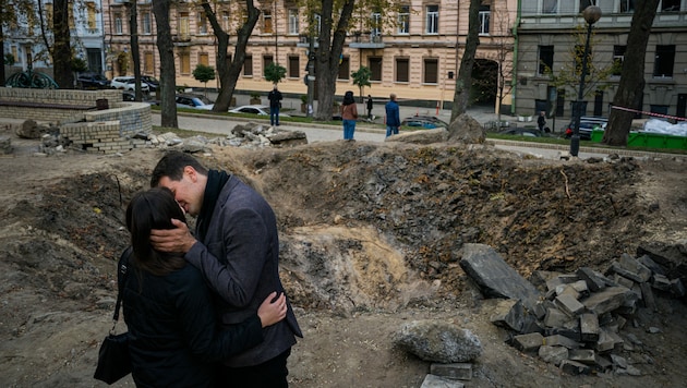 Ein verliebtes Paar in Kiew (Bild: APA/AFP/Dimitar DILKOFF)