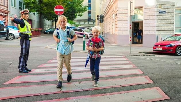 Den Schulweg gerade mit Taferlklasslern vorab zu üben kann Stress und Gefahren in den Wochen danach verhindern helfen. (Bild: LPD Wien)