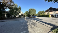 Die Zebrastreifen vor der Volksschule im Strobler Ortszentrum wurden aufgelassen (Bild: zVg)
