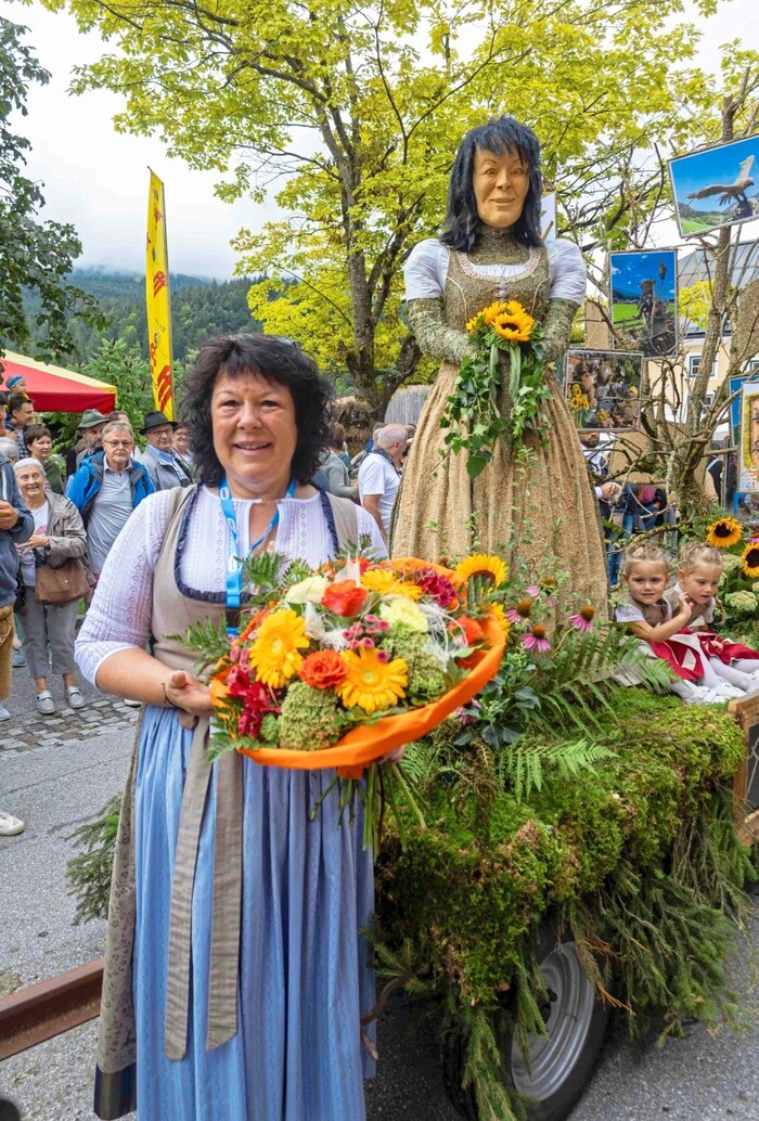 Auch Anita Höll, die als Obfrau des Vereins zurücktritt, wurde liebevoll nachgebaut.