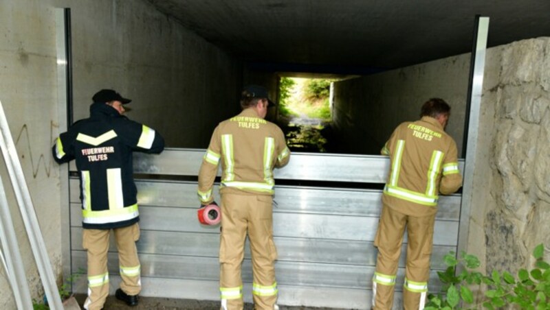 In Tulfes wurde vorsorglich ein Hochwasserschutz errichtet. (Bild: zoom.tirol)