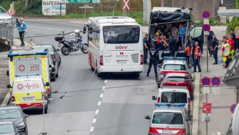 Für den Abtransport der vielen Flüchtlinge wurde ein Bus angefordert (Bild: Dostal Harald)