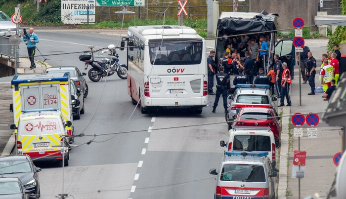 Für den Abtransport der vielen Flüchtlinge wurde ein Bus angefordert