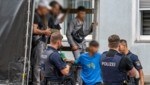Die Polizei holte in Linz 53 Türken aus dem Schlepperfahrzeug, darunter mehrere Kinder. Jetzt muss geklärt werden, wie es mit ihnen weitergeht (Bild: TEAM FOTOKERSCHI / KERSCHBAUMMAYR)