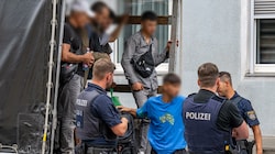 Die Polizei holte in Linz 53 Türken aus dem Schlepperfahrzeug, darunter mehrere Kinder. Jetzt muss geklärt werden, wie es mit ihnen weitergeht (Bild: TEAM FOTOKERSCHI / KERSCHBAUMMAYR)