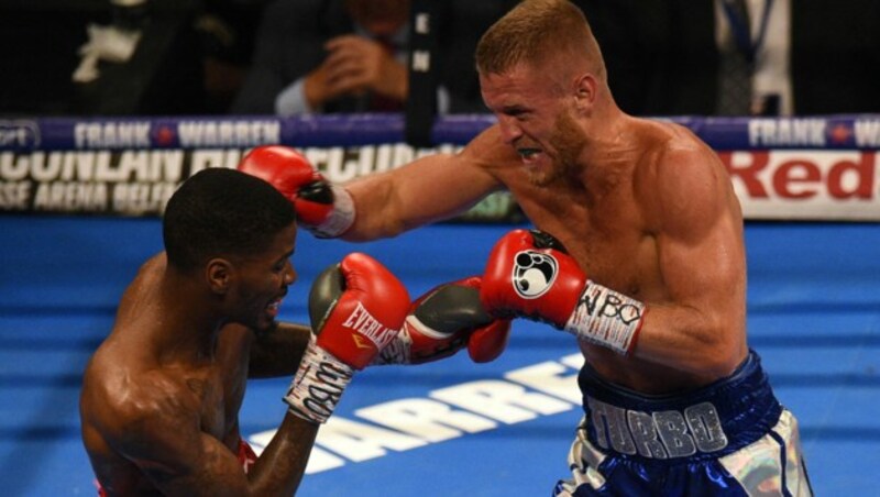 Terry Flanagan (re.) im Juni 2018 bei einem Kampf in Manchester. (Bild: APA/AFP/Oli SCARFF)