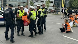 Die Aktivisten wurden von Beamten von der Fahrbahn entfernt. (Bild: Petra Weichhart)