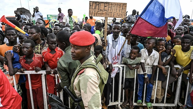 Die Situation im Niger ist angespannt. Wie reagiert Frankreich, wie die neuen Machthaber in Niamey? (Bild: APA/AFP)