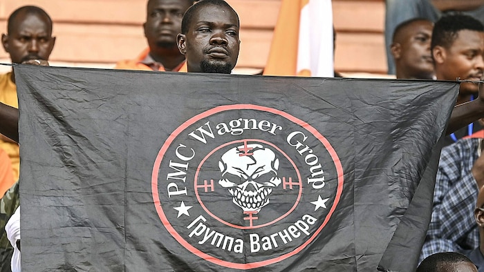 Neben russischen sieht man bei den Kungebungen in der Hauptstadt Niamey auch Flaggen der russischen Söldergruppe Wagner.