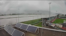 Rechts das Reichshofstadion, links das überschwemmte Rhein-Vorland. (Bild: Lustenau/Webcam)