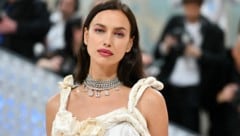 Irina Shayk zeigt sich oben ohne auf Instagram. (Bild: APA/AFP/Angela WEISS)