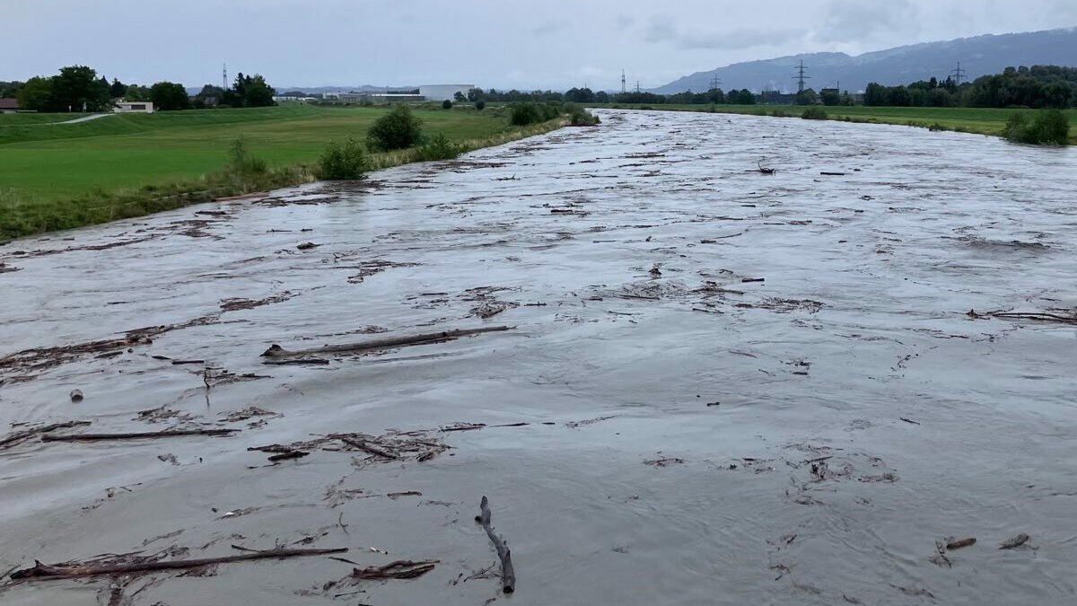 Regen Nimmt Kein Ende Hochwasser Rhein Tritt über Die Ufer Kroneat 8583