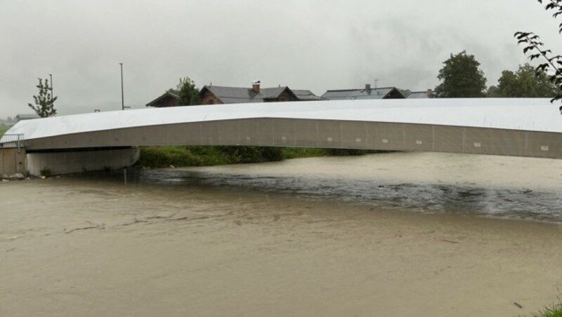 Die Pegelstände der Salzach in Bruck steigen ebenfalls (Bild: Roland Hölzl)