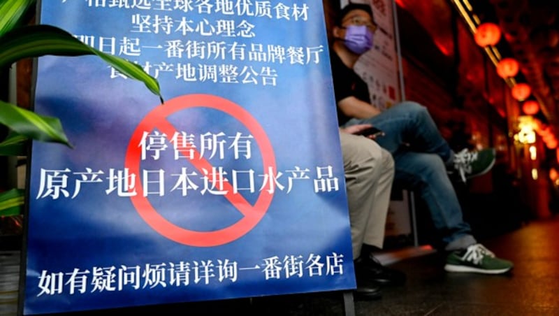 Dieses Schild in Peking informiert über ein Verkaufsverbot von Fisch und Meeresfrüchten aus Japan. (Bild: APA/AFP/Pedro PARDO)