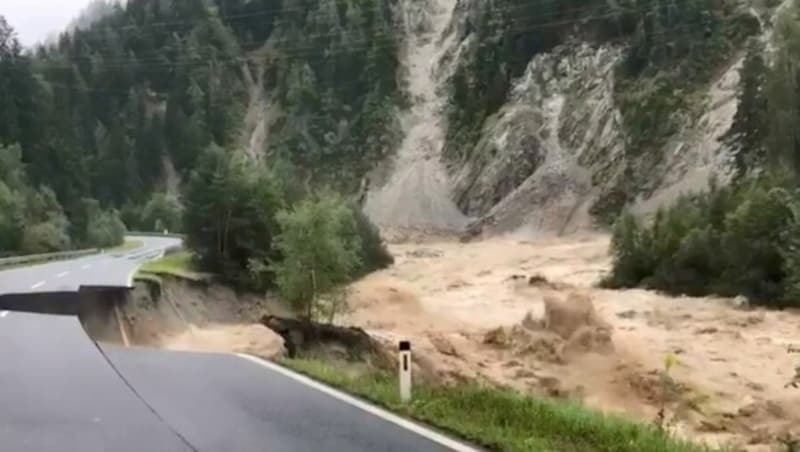 Die Ötztal Straße wurde an einigen Stellen überschwemmt, teilweise sogar weggerissen. (Bild: zVg)