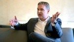 SPÖ-Chef Babler will die Reichen zur Kassa bitten. (Bild: APA/Roland Schlager)
