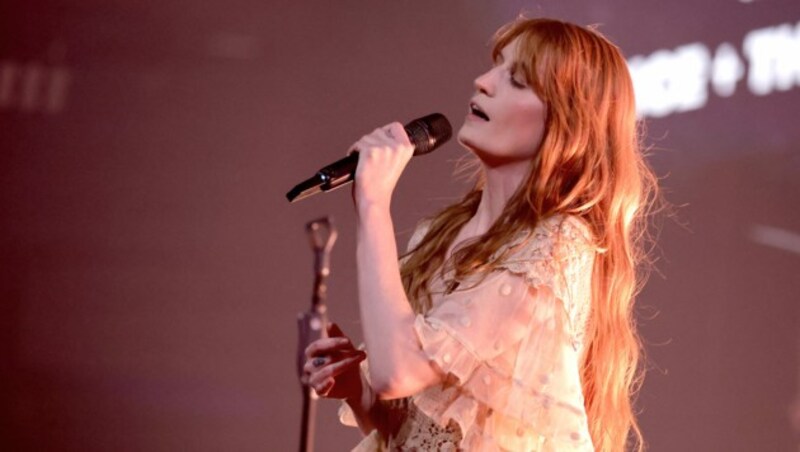 Florence Welch enthüllte auf Instagram, dass sie sich einer Notoperation unterziehen musste. (Bild: APA/Getty Images via AFP/GETTY IMAGES/KEVIN WINTER)