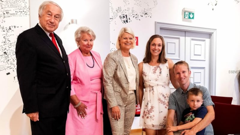 Der vierjährige Michael mit seinen Eltern wurde von Ministerin Klaudia Tanner, Rotkreuz-Präsident Gerald Schöpfer und Eva-Maria Franke vom Lions Club International als Beispiel für die lebensrettende Spende vor den Vorhang geholt. (Bild: BMLV/Carina KARLOVITS)