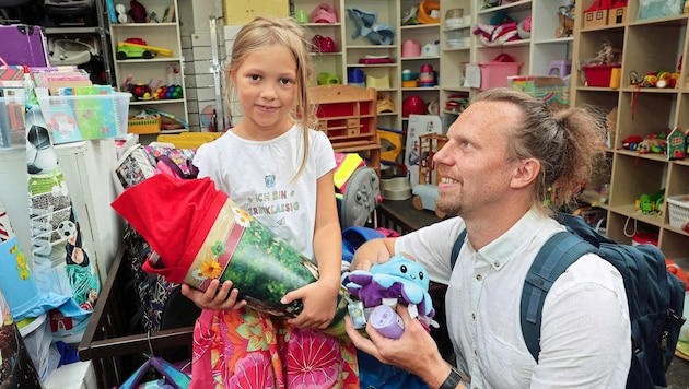 Bea (6) - mit Vater Matthias - startet ihre Schullaufbahn am kommenden Montag. (Bild: Kristian Bissuti)