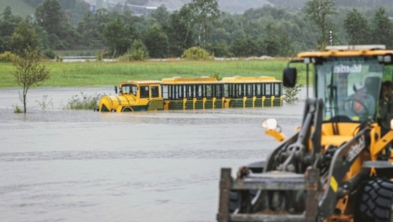 Eine Touristen-Bahn versinkt in Hollersbach im Wasser (Bild: EXPA / APA / picturedesk.com)