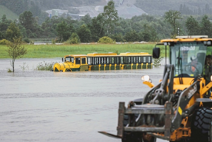 Eine Touristen-Bahn versinkt in Hollersbach im Wasser