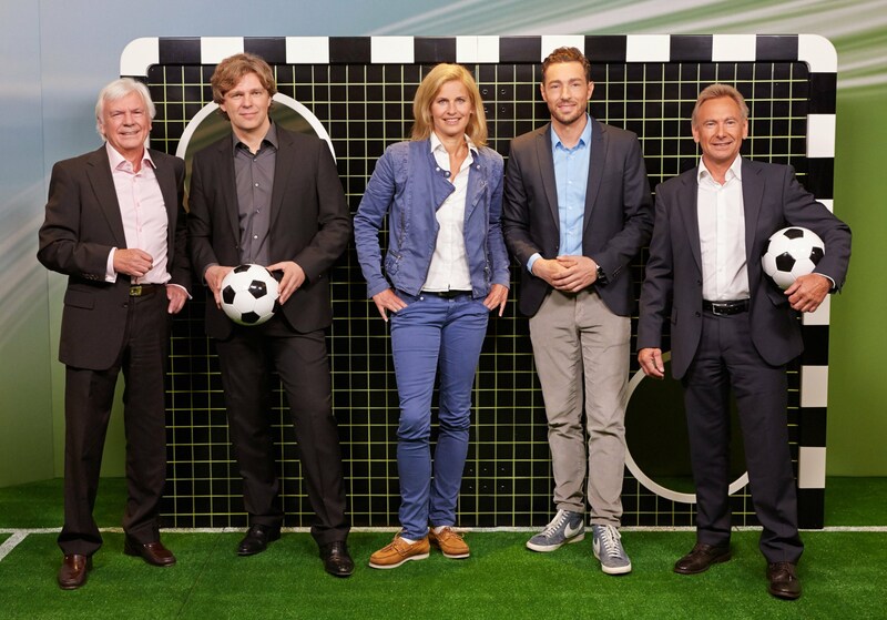 Die ehemaligen Moderatoren (von links nach rechts) Dieter Kürten, Michael Steinbrecher, die aktuellen Katrin Müller-Hohenstein, Sven Voss und der 2022 verstorbene ZDF-Sportchef Dieter Gruschwitz (Bild: dpa/Georg Wendt)