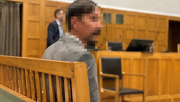 Der Angeklagte bekannte sich vor Gericht schuldig. (Bild: Krone KREATIV)