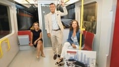 Wiener Linien-Chefin Alexandra Reinagl, Öffi-Stadtrat Peter Hanke und Verkehrsstadträtin Ulli Sima in der Fake-U-Bahn. (Bild: Groh Klemens)