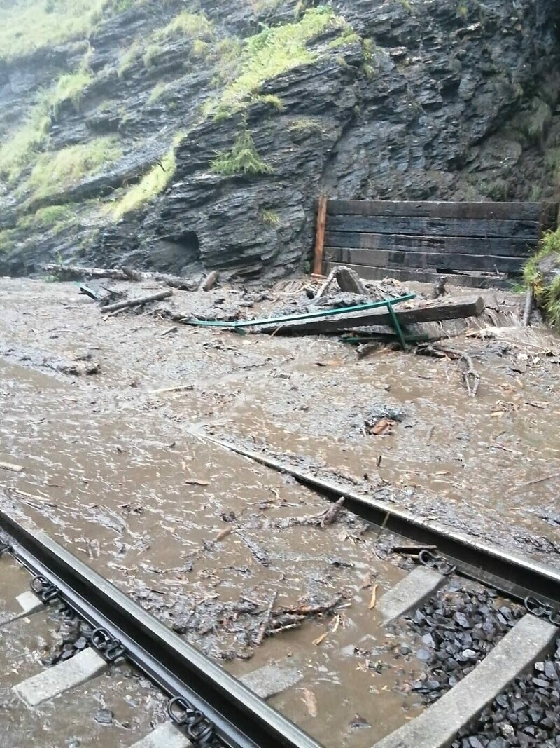 In vielen Teilen Tirols gibt es für die Bahn kein Weiterkommen. (Bild: ÖBB)