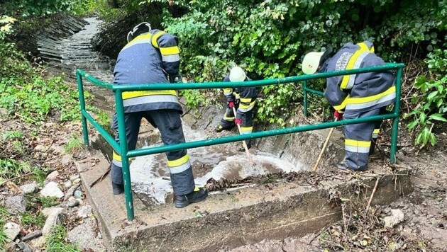 Starkregen verlegte das Abflussgitter beim Bach sowie die Oberwollanigerstraße und die Ferndorfer Landesstraße. (Bild: FF Wollanig)