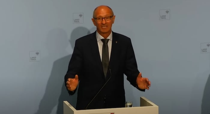 Tiroler Landeshauptmann Anton Mattle bei der Pressekonferenz.