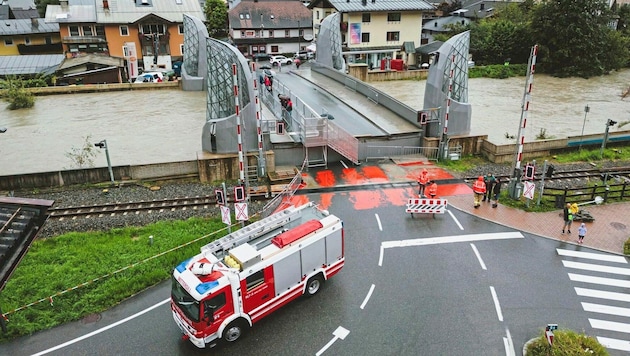 Wegen der steigenden Pegelstände wurde in Mittersill die Hubbrücke angehoben. (Bild: EXPA/JFK)