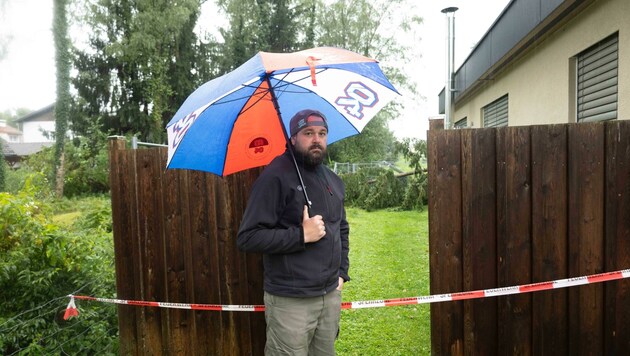 Michael Grundner hat seit dem Sturm am Samstag einen Baum im Garten liegen. „Wir können aktuell gar nichts tun“, sagt er. (Bild: Scharinger Daniel)