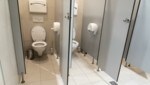 Mehrmals soll das Mädchen auf öffentlichen Toiletten misshandelt worden sein. (Bild: stock.adobe.com)