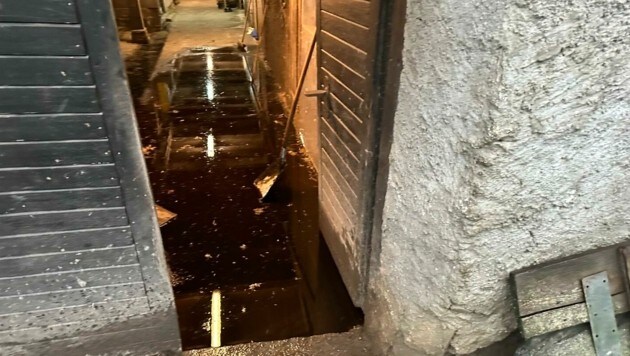 Wasser drang in Metnitz im Metnitztal in einen Stall ein. Durch Abpumpen eines Bassins konnte ein weiteres Eindringen verhindert werden. (Bild: FF Metnitz)