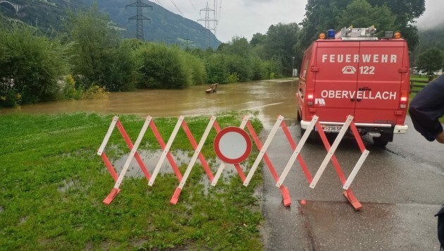 Auch in Obervellach musste eine Straße gesperrt werden: Nachdem die Möll in der Schattseite über die Ufer getreten war, wurde die Zufahrt zum Campingplatz auf polizeiliche Anordnung gesperrt. (Bild: FF Obervellach)