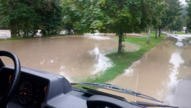 Diese Straße in Obervellach ist noch erkennbar, aber derzeit nicht befahrbar. (Bild: FF Obervellach)