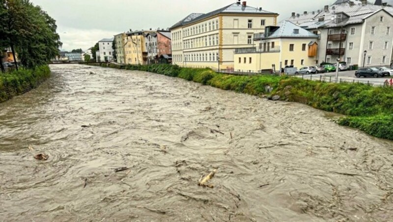 In Hallein schaute die Salzach bedrohlich aus. Erstmals wurden auch die neuen Schutzbauten am Kothbach aktiviert. (Bild: Markus Tschepp)