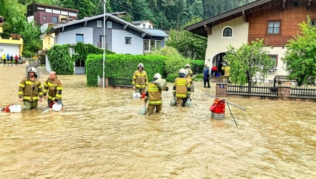 In Bischofshofen musste die Freiwillige Feuerwehr in der Graßlau einer ganzen Siedlung die überfluteten Keller auspumpen. (Bild: GERHARD SCHIEL)