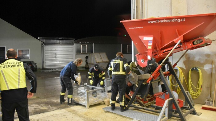 Auch Sandsäcke wurden nachts befüllt.
