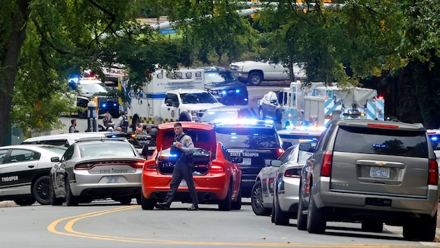 Großeinsatz der Sicherheitskräfte am Gelände der Uni (Bild: ASSOCIATED PRESS)